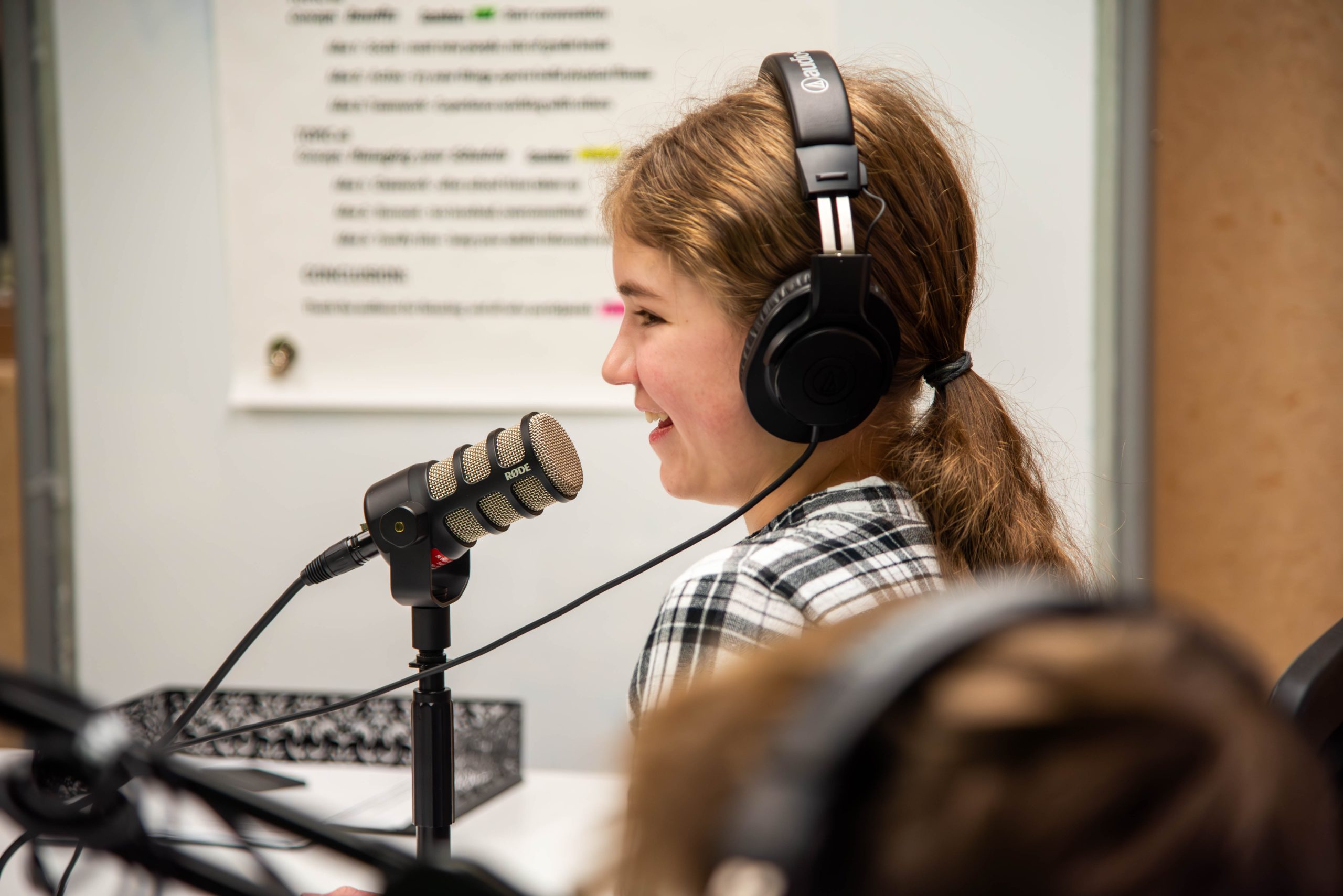 Coal Ridge Middle Estudiante sonríe durante la grabación de un podcast