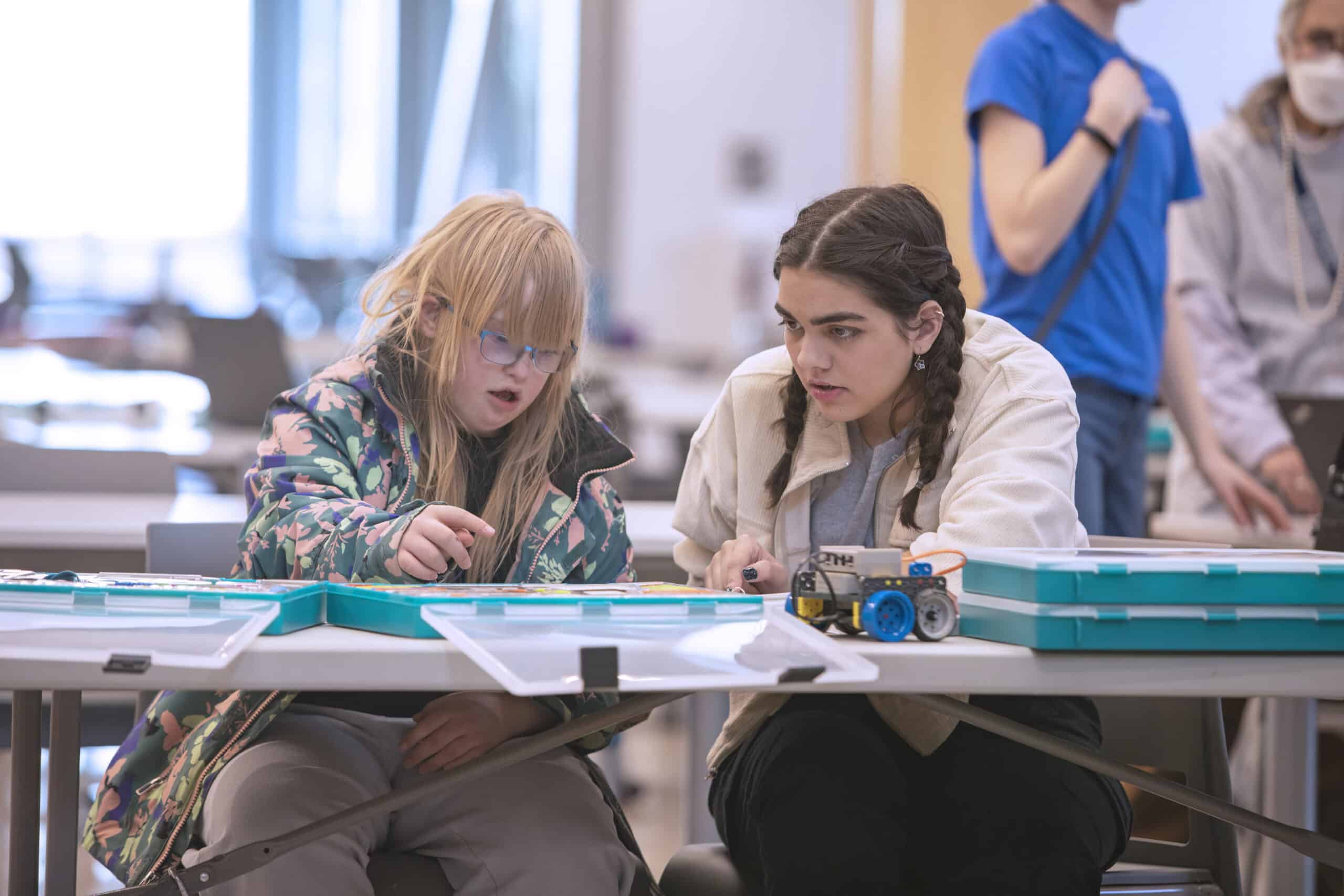 Los estudiantes trabajan juntos para programar un robot